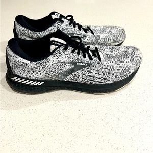Brooks Tennis Shoes. Size 10. Adrenaline 21. Men. White and black.